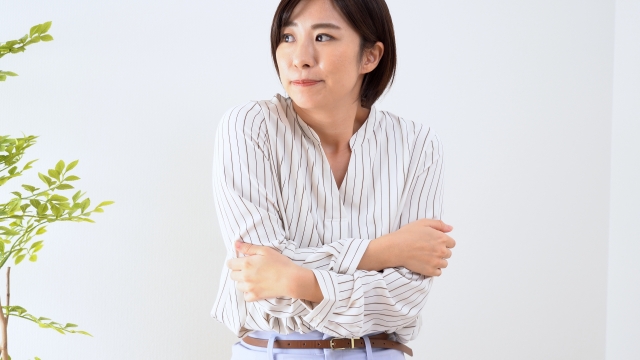 部屋が寒い女性